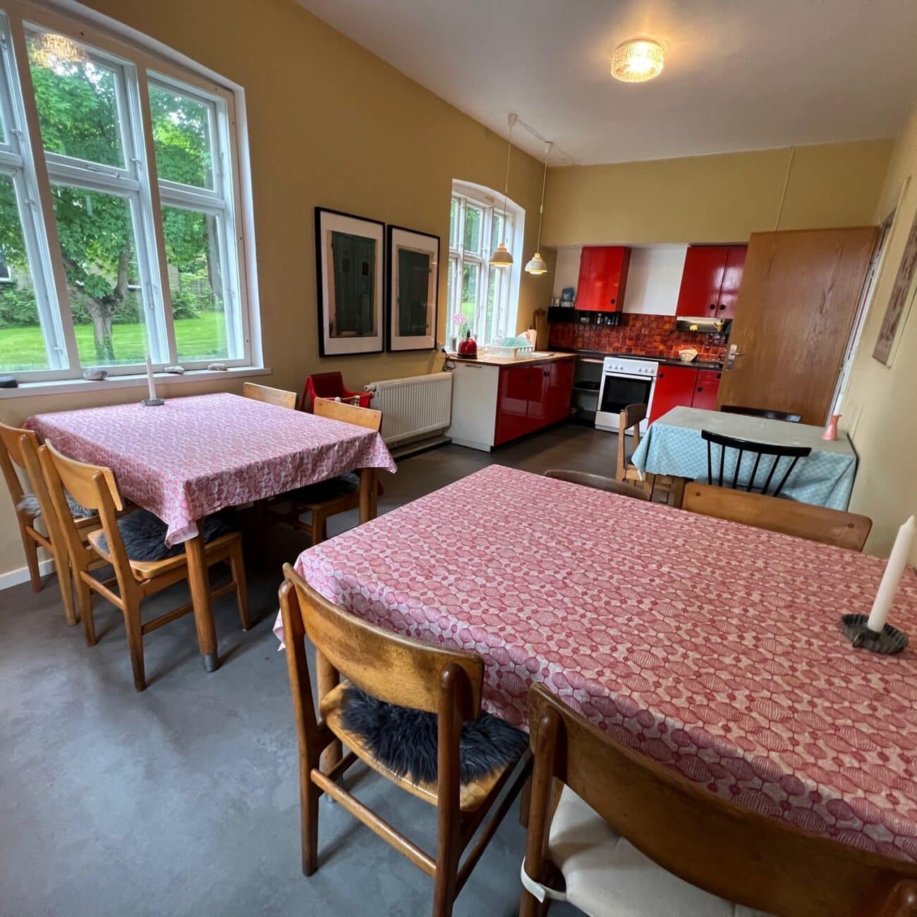 Køkken med spisepladser